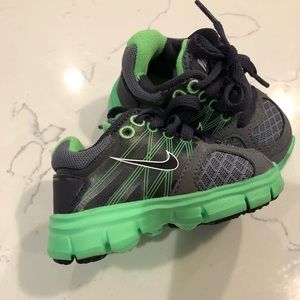 Like New NIKE Glide2 toddler sneakers size 3